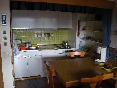 K�che mit Essplatz vom Wohnzimmer aus gesehen