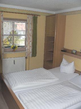 Groes Schlafzimmer mit viel Stauraum