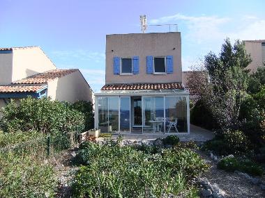 R�ckseite mit Wintergarten und Garten