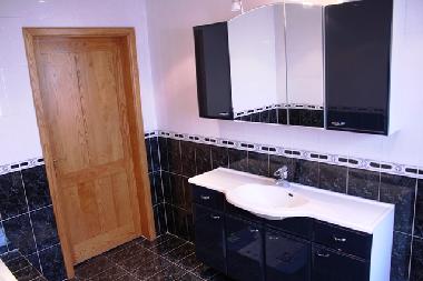 modernes Bad, 2 B�der vorhanden