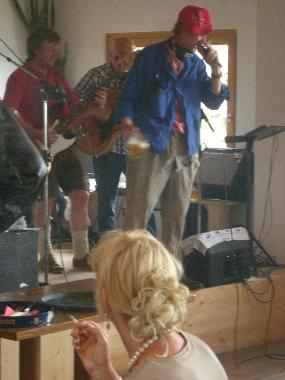 Musikclown Volte in Aktion, hier beim Fr�hschoppen