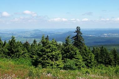 Blick vom Fichtelberg ins Tal nach Neudorf