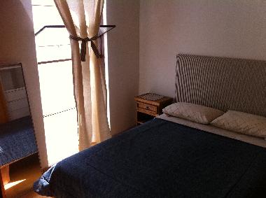 Schlafzimmer mit grossem Schrank