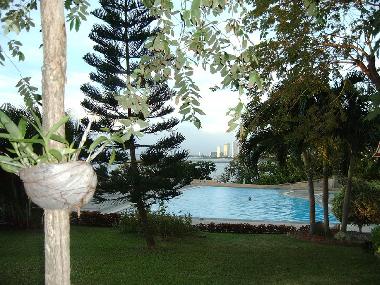 Blick vom Garten �ber den Pool nach Norden