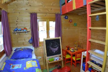 2. Schlafzimmer mit Spielecke