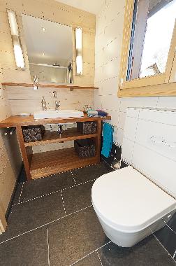 Bad, Waschtisch und WC