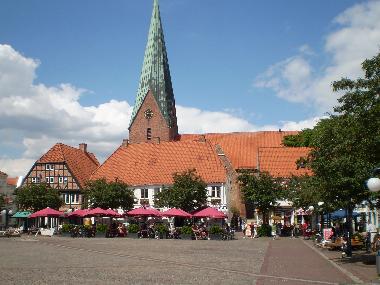 Marktplatz in Eutin mit Kirche und Brauhaus