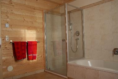 Badezimmer mit Douche