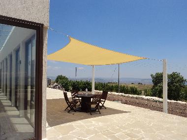 Terrasse neben dem Pool