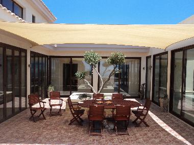 Sitzbereich zwischen Pool und Haus