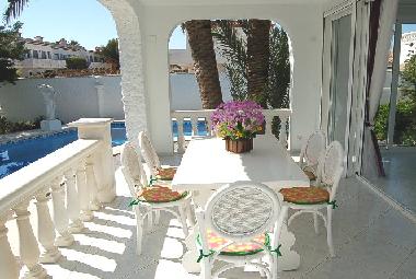 Terrasse mit Blick zum Pool