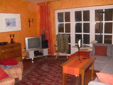 gem�tliches Wohnzimmer mit gro�er Couch und Terrassenblick