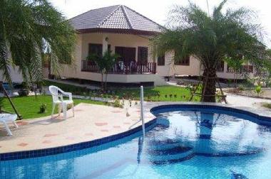 Sicht auf Pool und Bungalows