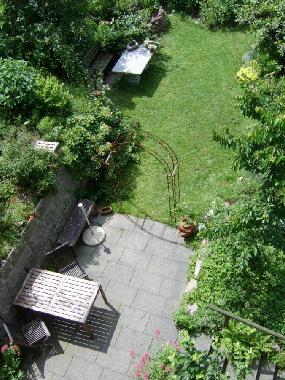 Blick vom gro�en Balkon auf den Garten
