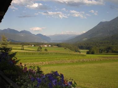 Aussicht vom Balkon in das weite Inntal