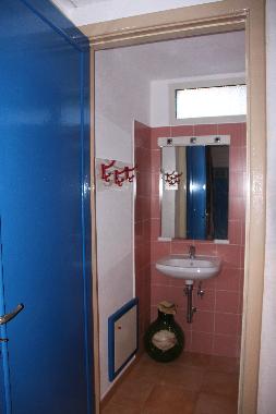 Bad iim Untergeschoss mit Dusche, Waschbecken, Bidet, WC