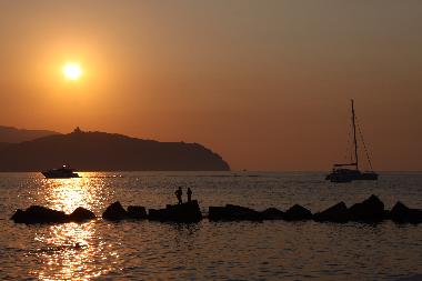 Geniesen Sie den Sonnenuntergang am Strand