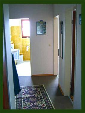 Eingangsbereich mit Blick ins Bad