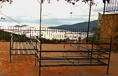 Lounge mit Traubenstauden (Schattenspender) Polster folgen.