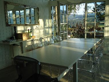 Veranda mit groem Esstisch und direktem Terrassenzugang