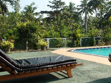 Liege am Swimmingpool