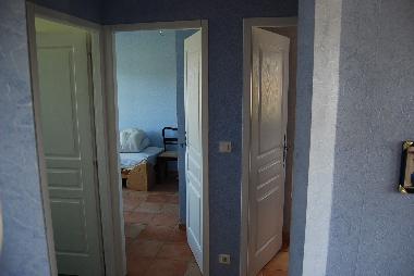 Blick aus dem Wohnzimmer in den Flur und die Schlafzimmer