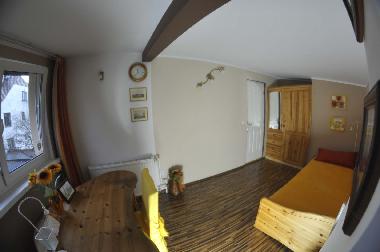 Zimmer mit Schreibtisch und Tandembett