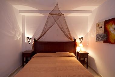 Schlafzimmer mit Doppelbett