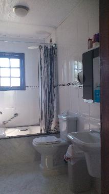 Das Bad ist mit Badewanne mit Hydromassage ausgest