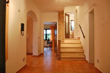 Flur die Treppe geht zur Kche und Bad