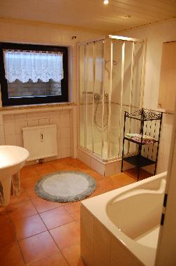 Bad mit Dusche und Badewanne