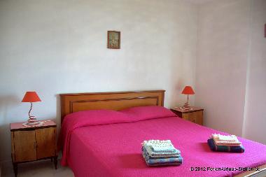 Das Schlafzimmer mit Doppelbett ...