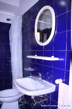 Das kleine Duschbad mit Waschbecken, Bidet ...