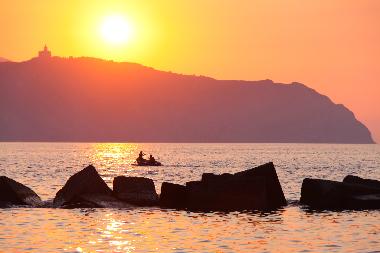 Geniessen Sie den Sonnenuntergang am Meer