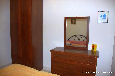 Im Schlafzimmer befindet sich zudem ein Schrank und Kommode