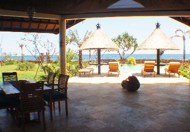 die grossz�gige �berdachte Terasse