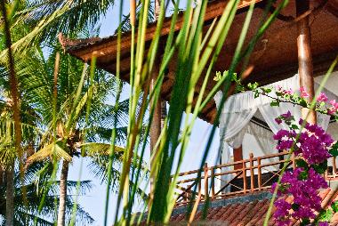 Entspannen auf balkonbed im Schatten der Palmen mit Blick aufs Meer.