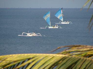 Balkon mit Blick auf die vielen bunten balinesischen Fischerbooten. die Jukungs.