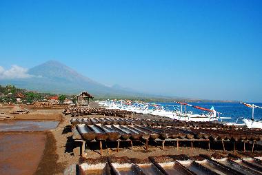Amed Strand mit den Meersalz Bins, Jukungs-Fischerboote und die Berge, das Agung, Batur und Bratan.