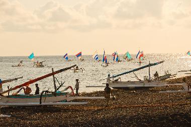 Die Jukungs Fischerboote kommen zur�ck von ihrem Angelausflug in die fr�hen Morgenstunden.