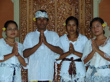 Putu, Nengah Wayang und Komang. Mitarbeiter der Villa Sinar Cinta, von fr�heren G�sten hoch bewertet