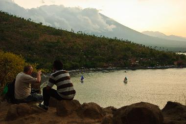 Panoramablick auf die Bucht von Amed bei Sonnenuntergang hinter dem Mount Agung.