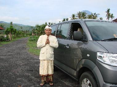 Mangku, sehr gute Fahrer / Reiseleiter Villa Sinar Cinta , mit dem neuen Auto (jan.2012).