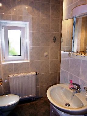 Bad mit Waschtisch und WC, Dusche rechts in der Nische