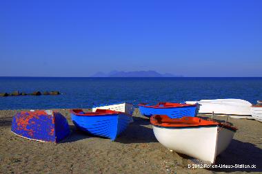 Am Strand von Tonnarella mit den Eolischen Inseln im Hintergrund