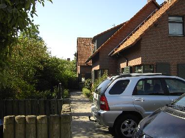 Stellplatz und Zugangsweg zum Haus