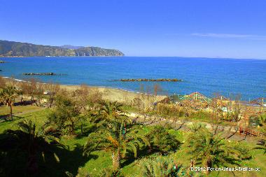 Traumhafter Ausblick von der teilweise �berdachten Dachterrasse.