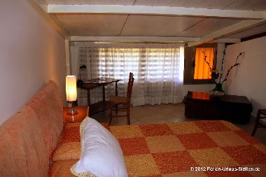 Das Schlafzimmer mit Doppelbett ...