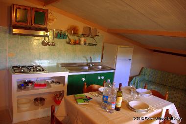 Die Wohnkche mit Esstisch und Sofa ...