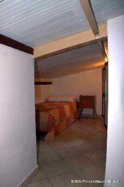 Das Einzelbett in dem etwas niedrigeren Raum ...